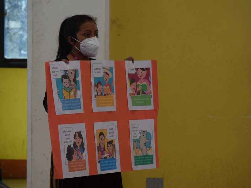 Entrega de libros de cuentos en comunidades de TotonicapÃ¡n como parte del proyecto Crianza lÃºdica en casa en Guatemala, a pesar de Covid-19, diciembre 2021