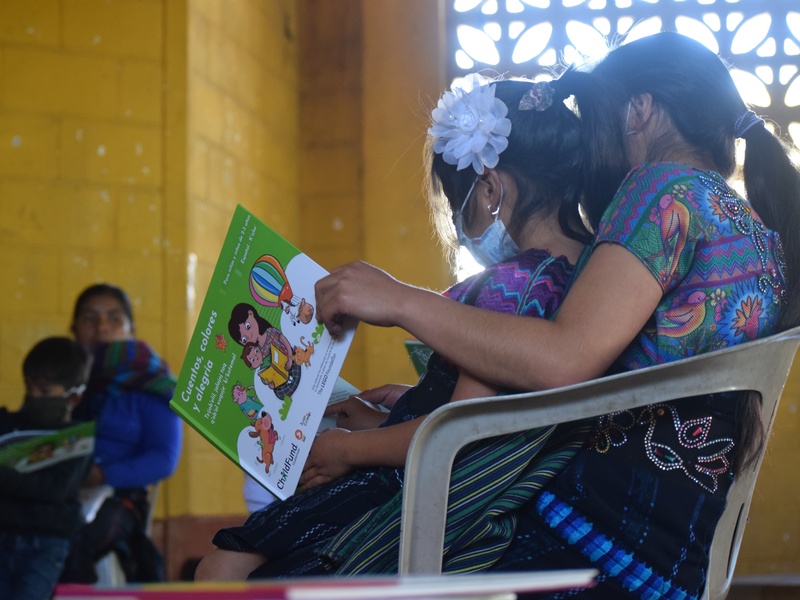 Entrega de libros de cuentos en comunidades de Sololá como parte del proyecto Crianza lúdica en casa en Guatemala, a pesar de Covid-19, diciembre 2021