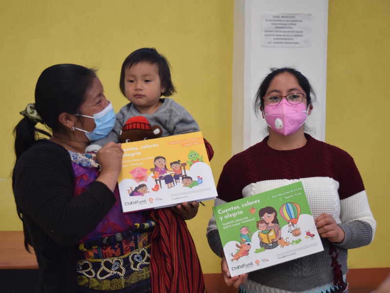 Entrega de libros de cuentos en comunidades de Totonicapán como parte del proyecto Crianza lúdica en casa en Guatemala, a pesar de Covid-19, diciembre 2021